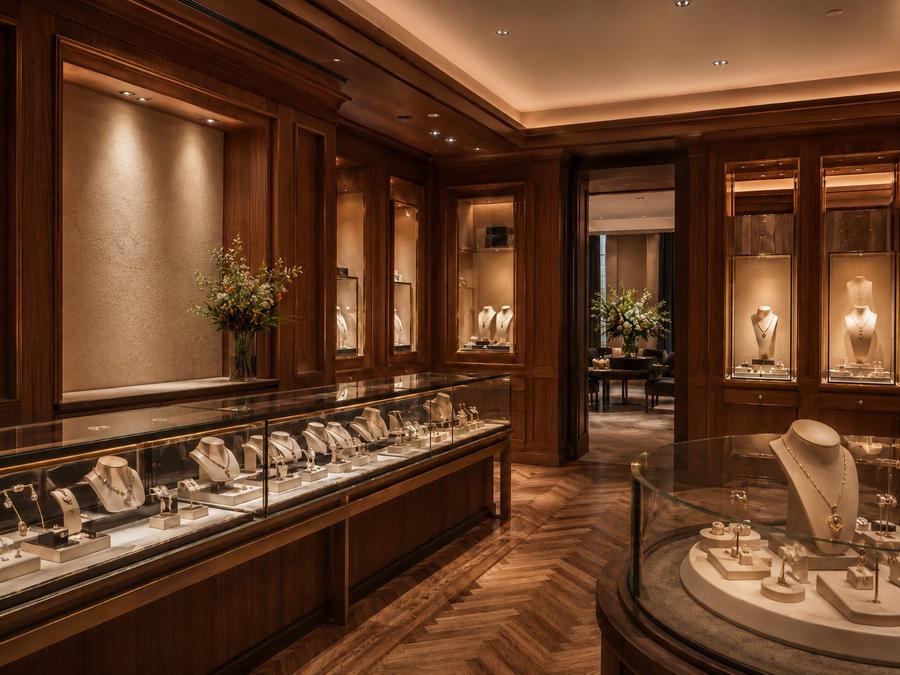 Einzelhandel-Konzept mit Schaufenster, beleuchteten Regalen und reduziertem Innenausbau