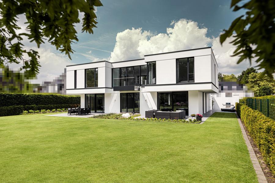 Stadtvilla Düsseldorf — moderne weiße Architektur, Garten, Glasfronten