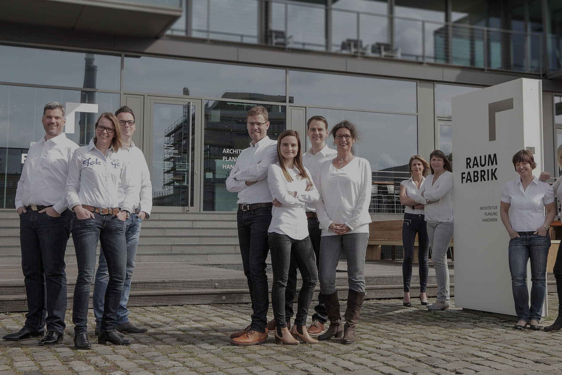 Team Raumfabrik Münster — Kolleginnen und Kollegen vor dem Bürogebäude am Hafenweg 24a