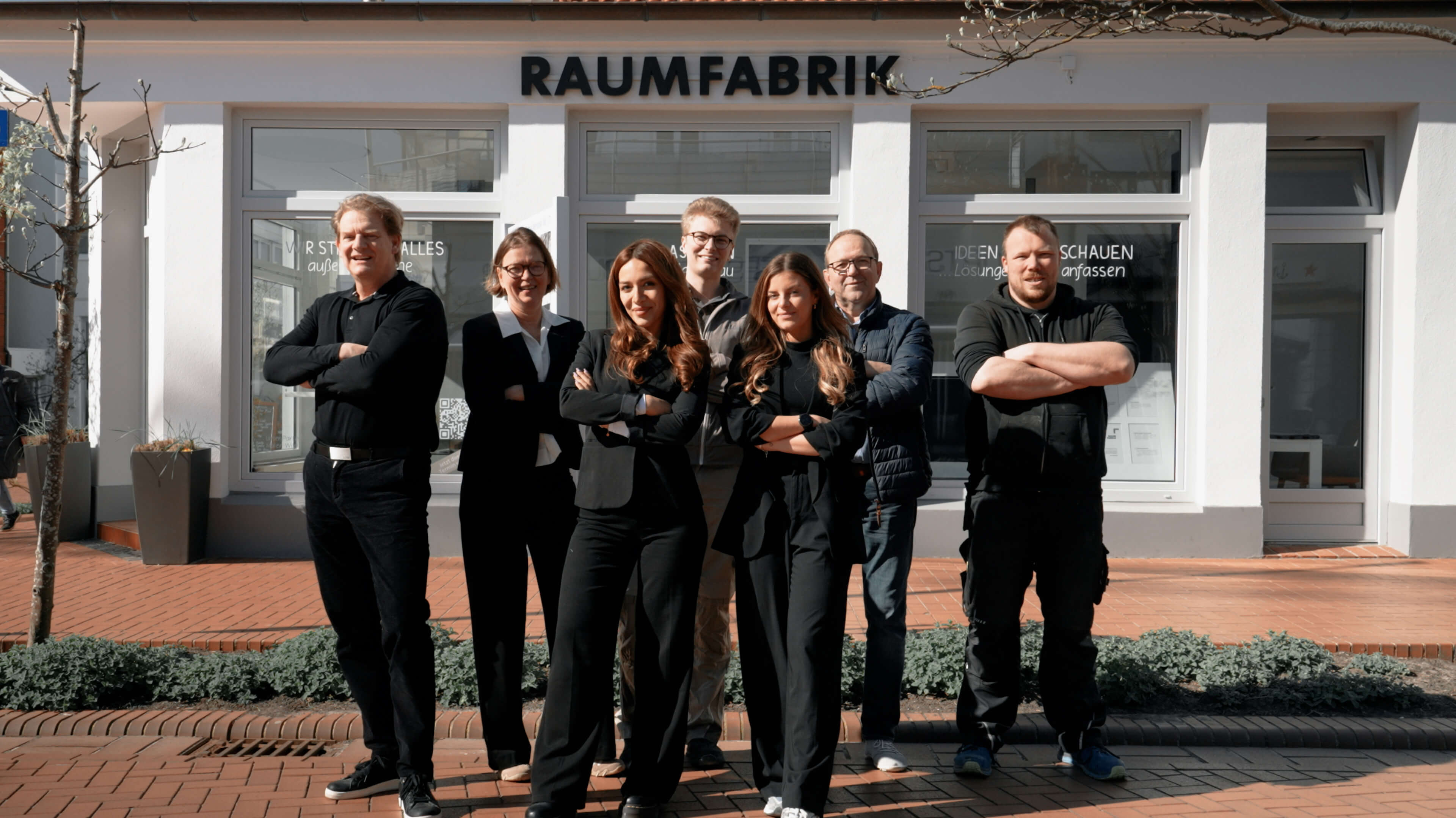 Team Raumfabrik Norderney — Kolleginnen und Kollegen vor dem Standort in der Bismarckstraße